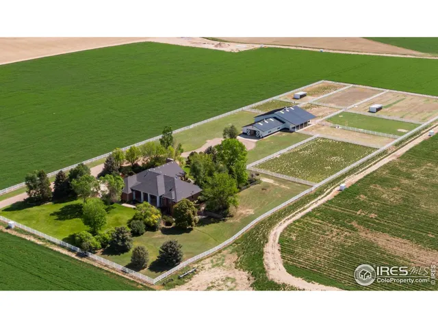 a view of a tennis court