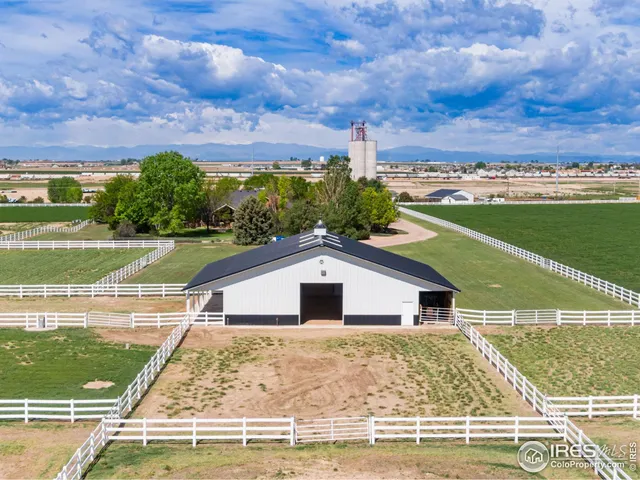 a view of a big room with a big yard