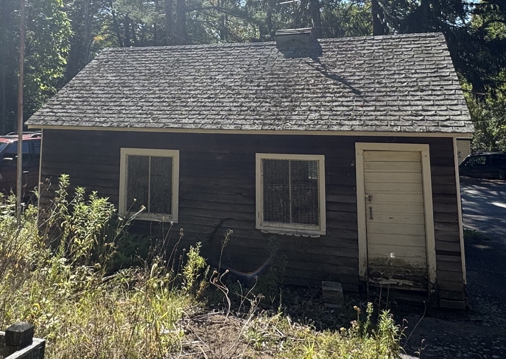 28 Lindbergh Street Clinton, MA 01510 - Photo 5 of 27 a front view of a house with garden