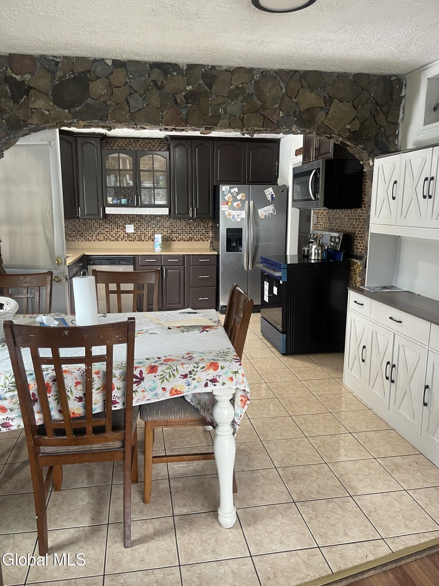 21 Ridgecrest Avenue Colonie, NY 12110 - Photo 4 of 11 83696ccc-b144-4e24-817c-ec5b5aba7ca5