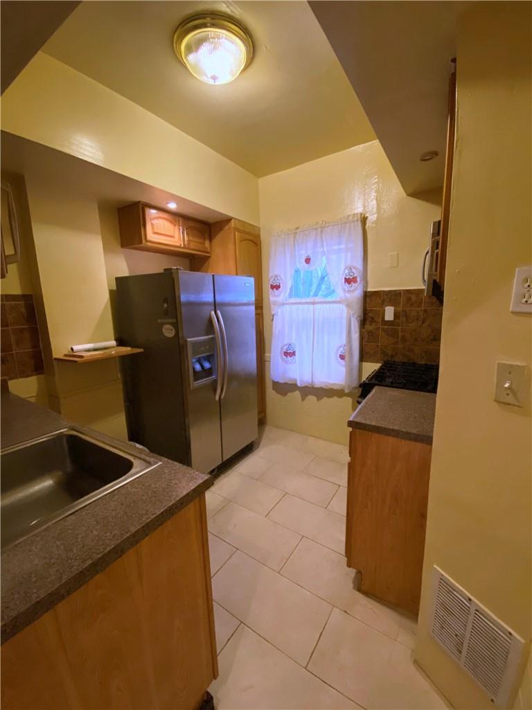 4058 Bronx Boulevard Bronx, NY 10466 - Photo 4 of 19 a utility room with dryer and washer
