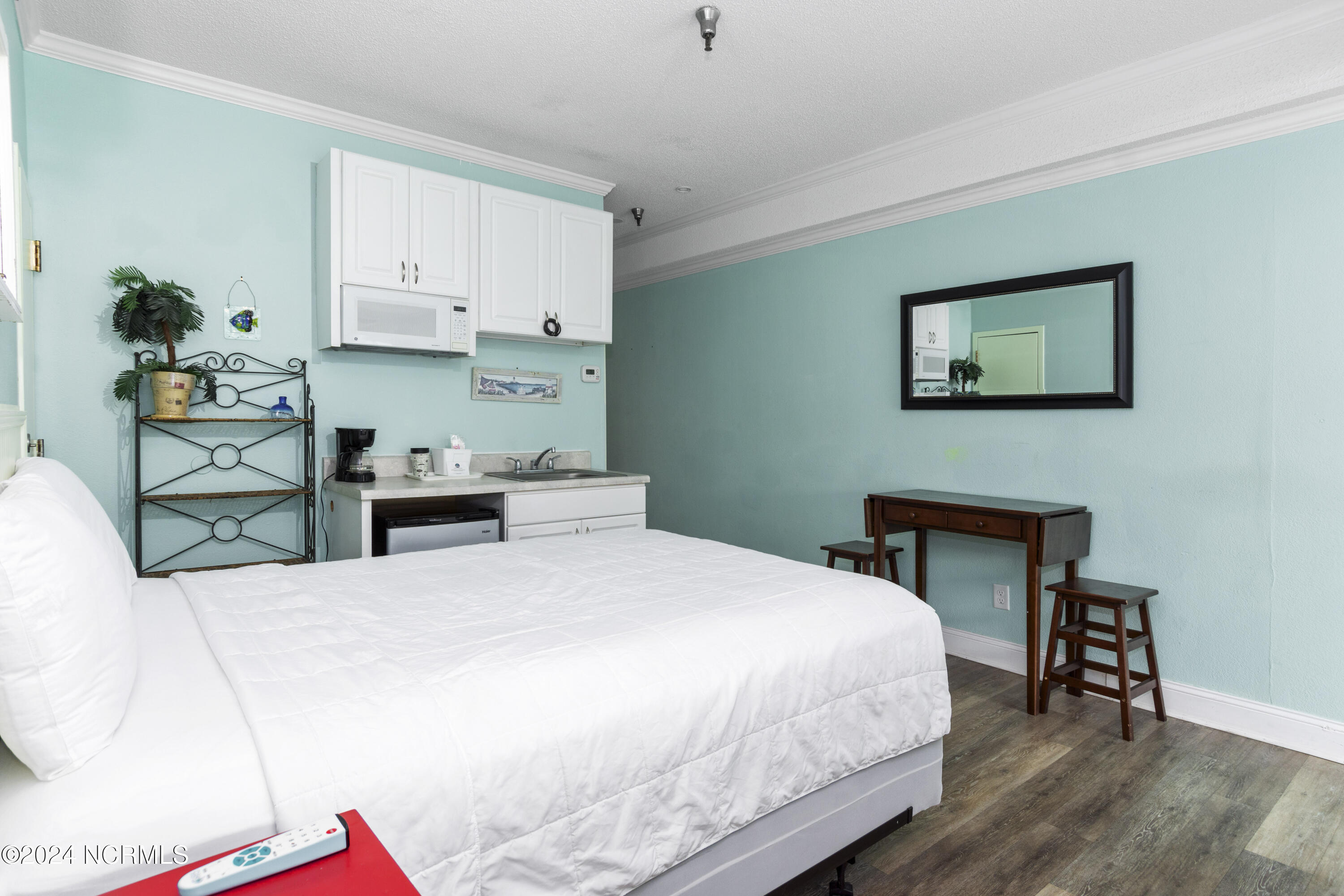 602 West Fort Macon Road, Unit 139 Atlantic Beach, NC 28512 - Photo 10 of 29 PalmSuites-139-10-29-24-007