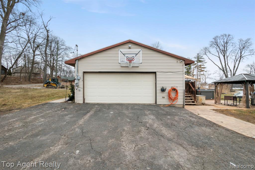2065 Ridgemont Street Commerce Township, MI 48382 - Photo 26 of 35