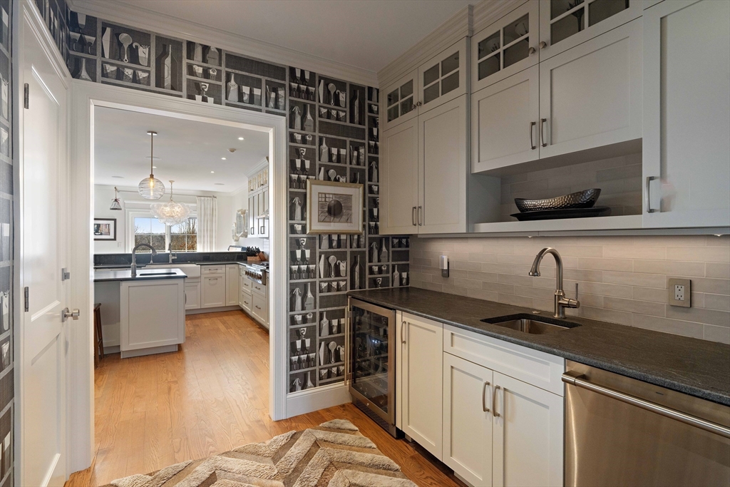 56 Crescent Road, Unit 56 Needham, MA 02494 - Photo 4 of 32 Gallery Image 4