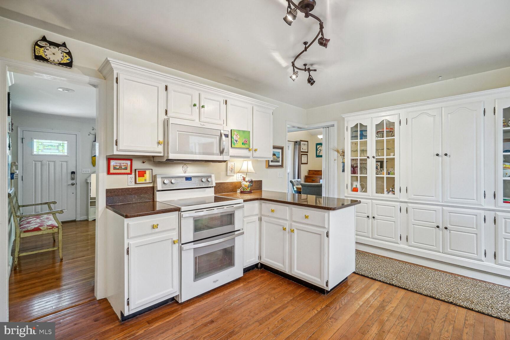 9348 Burke Road Burke, VA 22015 - Photo 14 of 55 Double oven and BI microwave
