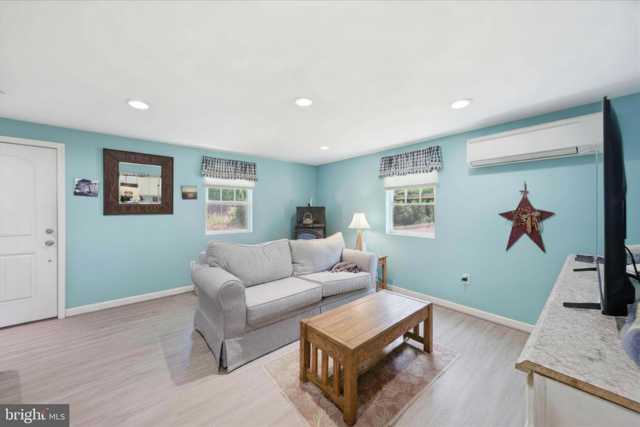 33150 Peach Orchard Road Pocomoke City, MD 21851 - Photo 12 of 40 Living Room
