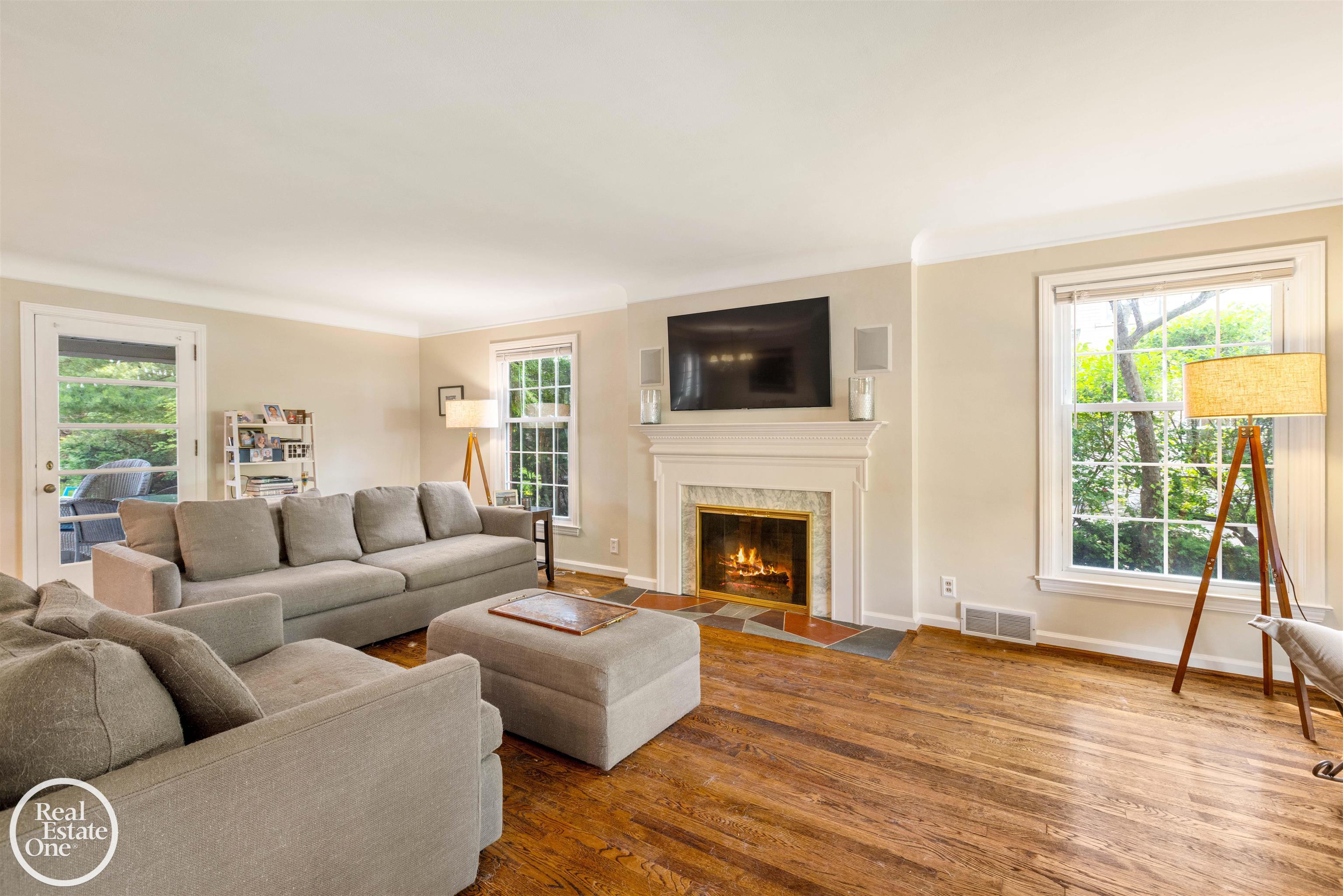 1022 Whittier Road Grosse Pointe, MI 48230 - Photo 9 of 57 50144971-cae6e291-2f30-457b-b390-0a7600d2a0a6.JPG