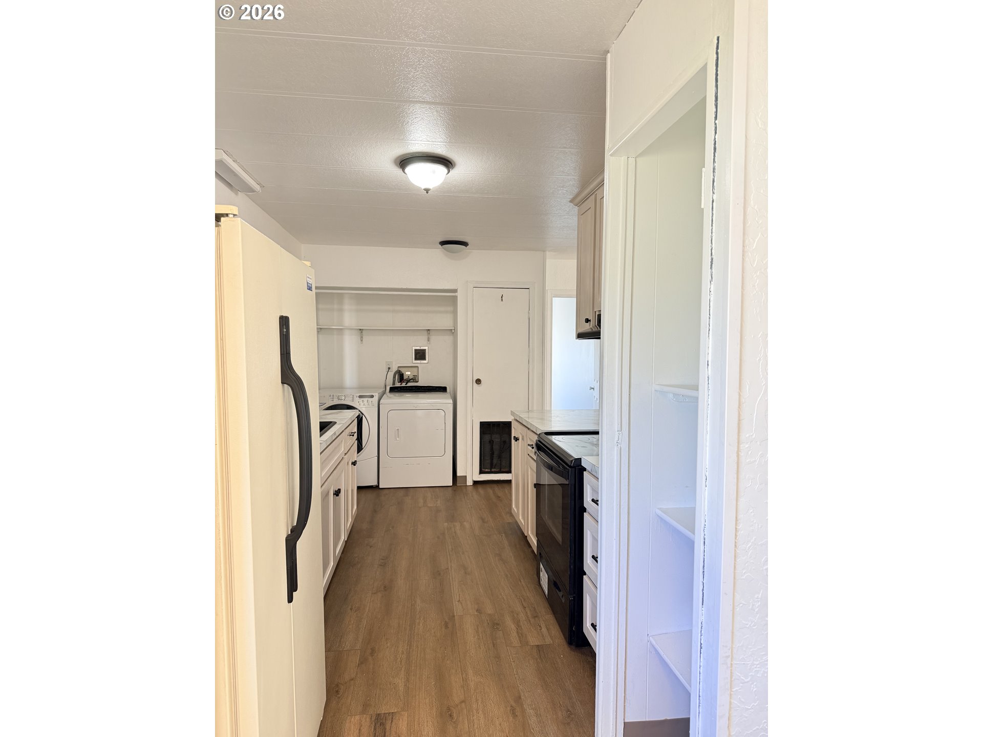 1330 West Sunland Avenue Hermiston, OR 97838 - Photo 7 of 23 a view of a kitchen from the hallway