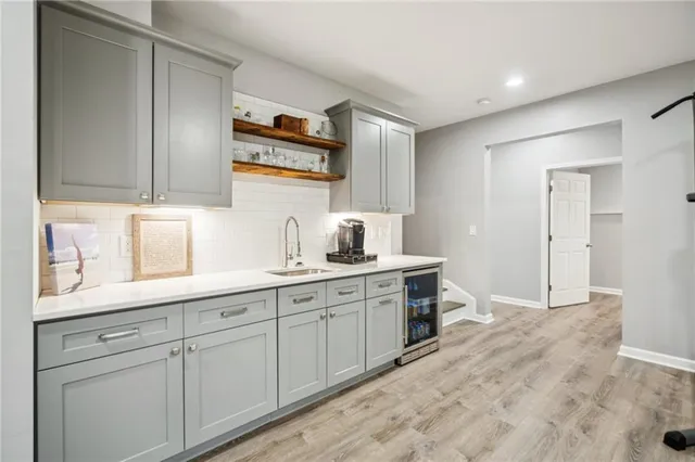 a view of a house with backyard