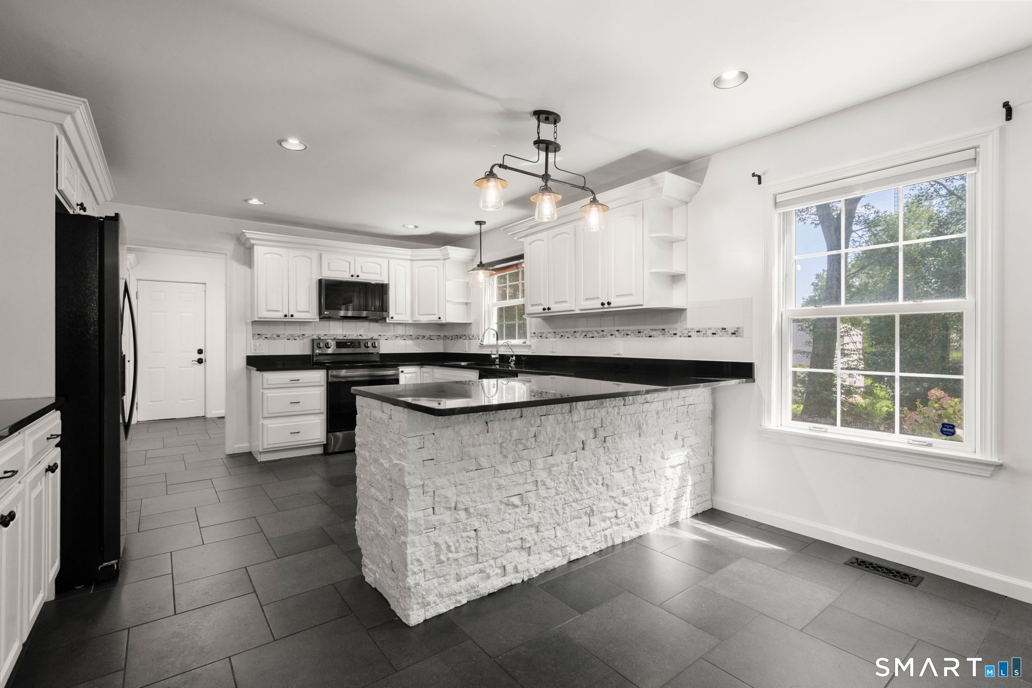 141 Briar Hill Road Groton, CT 06340 - Photo 3 of 40 Gallery Image 3