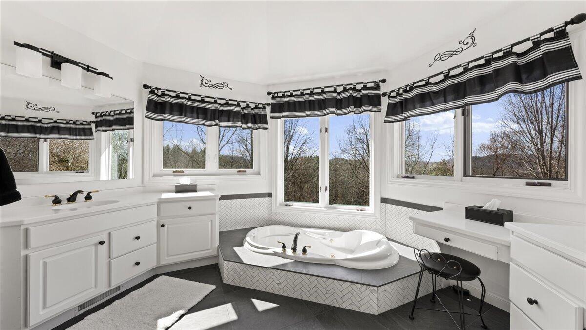 N2487 Nuttleman Road Barre, WI 54601 - Photo 18 of 91 Master Bath