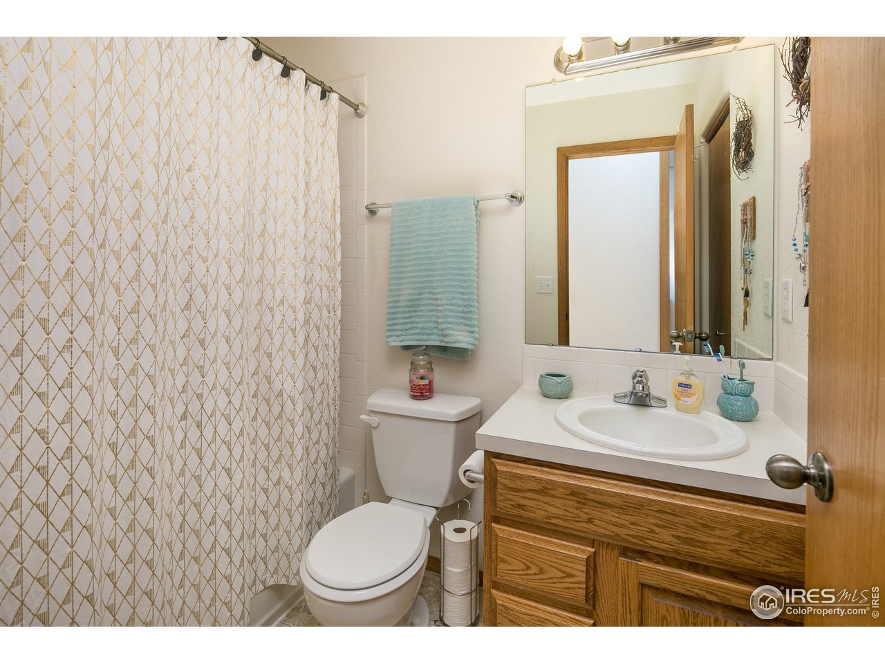 7306 23rd St Road Greeley, CO 80634 - Photo 24 of 40 Upstairs Shared Bathroom
