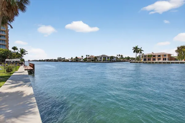 a view of a back yard of the house