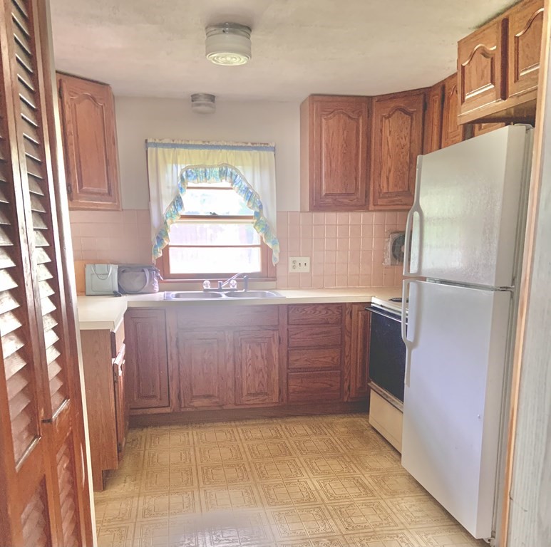 27 Mandalay Road Chicopee, MA 01020 - Photo 2 of 14 Gallery Image 2
