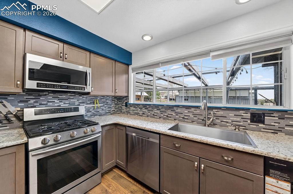 10905 Falling Star Road Fountain, CO 80817 - Photo 18 of 46 Gas range/oven