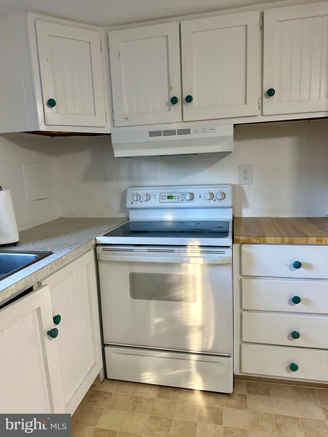 27284 Cottage Road Millsboro, DE 19966 - Photo 5 of 8 a stove top oven sitting inside of a kitchen