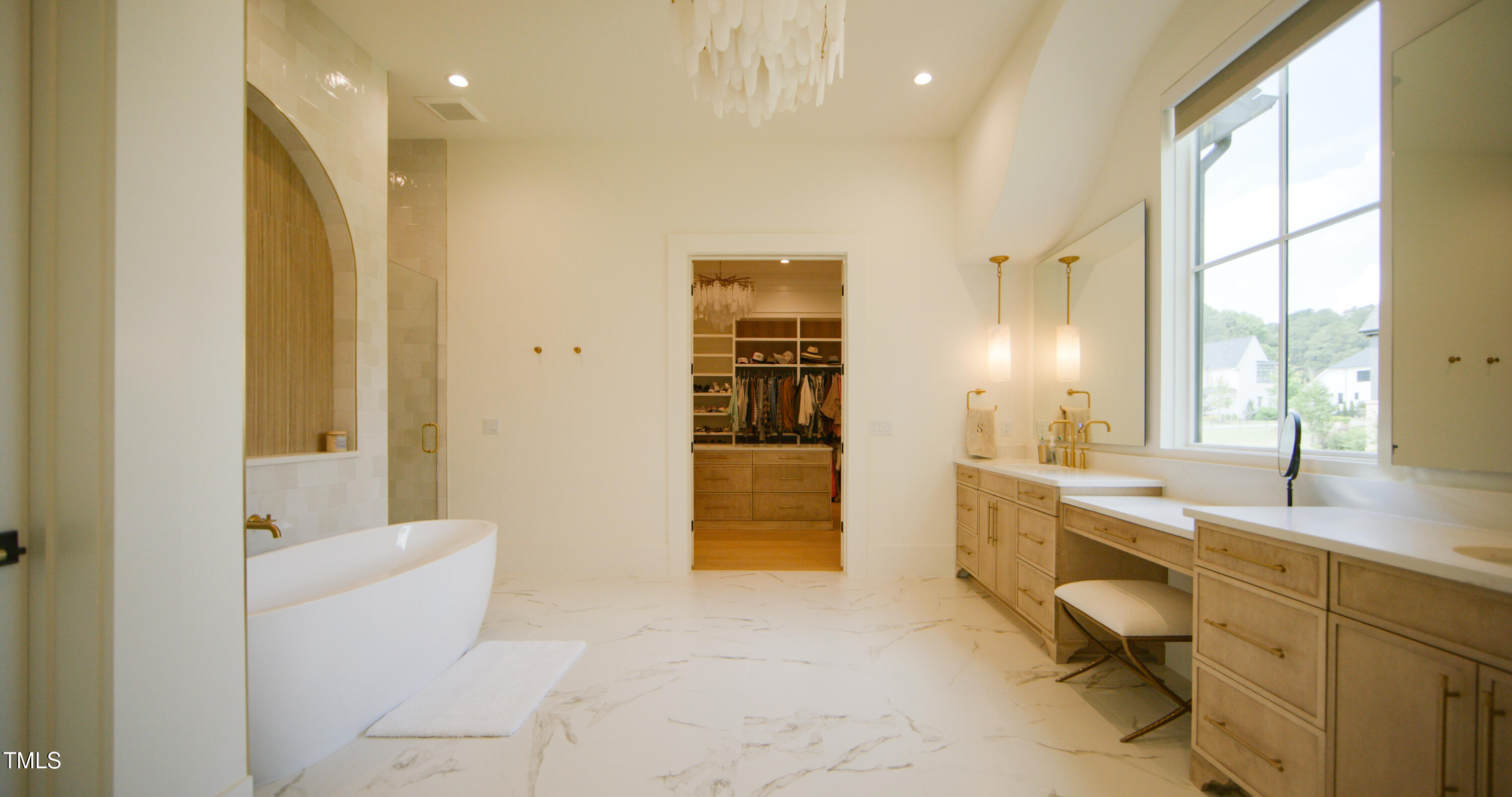 1620 Hunting Ridge Road Raleigh, NC 27615 - Photo 7 of 24 a bathroom with a tub sink and mirror