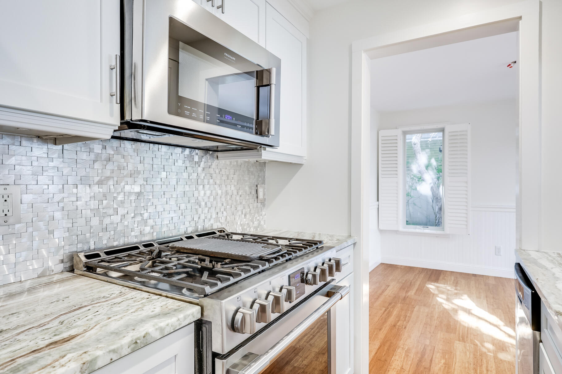 68 Mid-Iron Way, Unit 7545 Mashpee, MA 02649 - Photo 14 of 43 a kitchen with a stove and a microwave