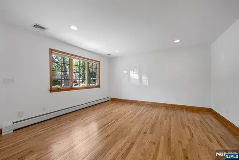 $1,395,000 | 309 South Drive, Paramus, NJ 07652