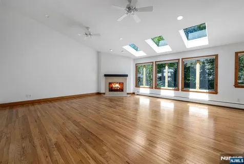 $1,395,000 | 309 South Drive, Paramus, NJ 07652