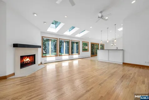 $1,395,000 | 309 South Drive, Paramus, NJ 07652