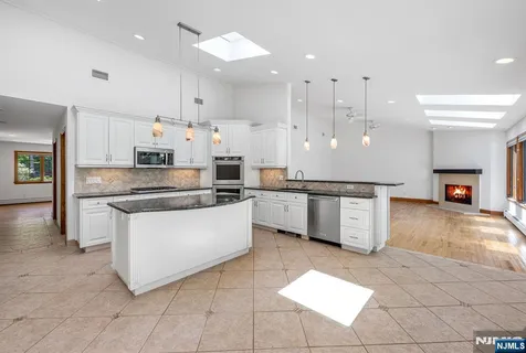 $1,395,000 | 309 South Drive, Paramus, NJ 07652