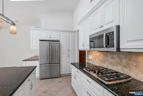 $1,395,000 | 309 South Drive, Paramus, NJ 07652