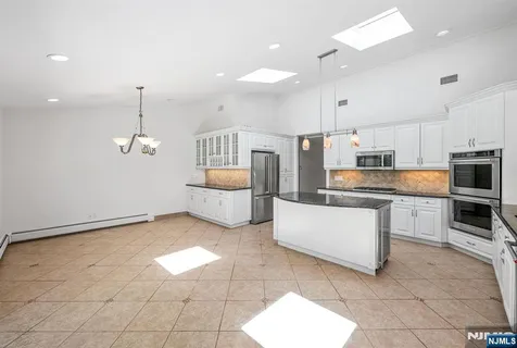 $1,395,000 | 309 South Drive, Paramus, NJ 07652