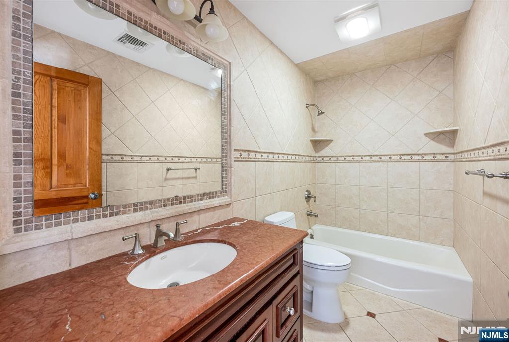 309 South Drive Paramus, NJ 07652 - Photo 25 of 50