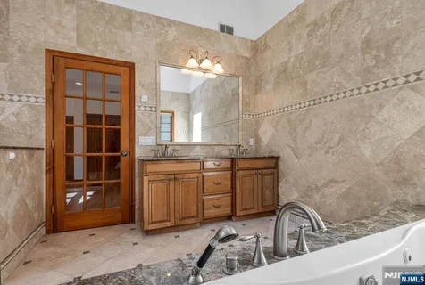 $1,395,000 | 309 South Drive, Paramus, NJ 07652