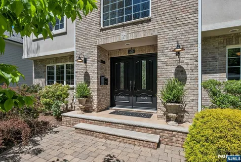 $1,395,000 | 309 South Drive, Paramus, NJ 07652