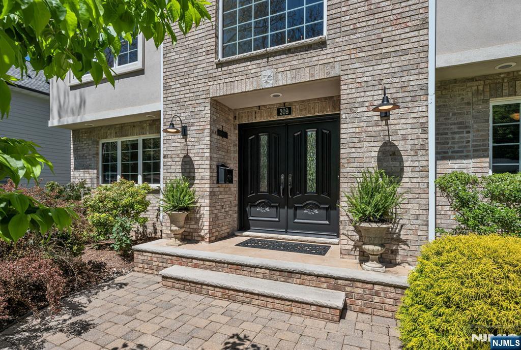 309 South Drive Paramus, NJ 07652 - Photo 4 of 50