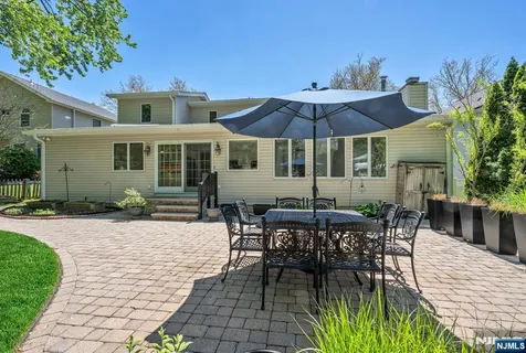 $1,395,000 | 309 South Drive, Paramus, NJ 07652