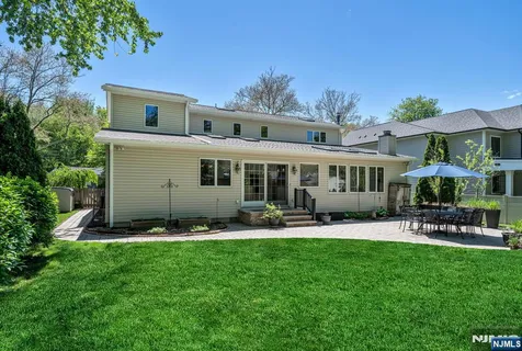 $1,395,000 | 309 South Drive, Paramus, NJ 07652