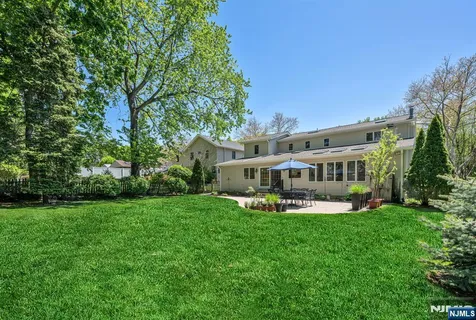 $1,395,000 | 309 South Drive, Paramus, NJ 07652
