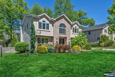$1,395,000 | 309 South Drive, Paramus, NJ 07652