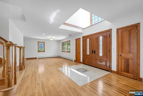 $1,395,000 | 309 South Drive, Paramus, NJ 07652