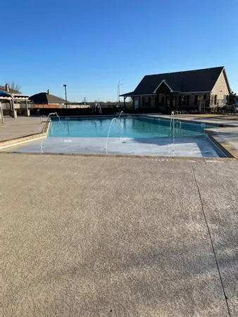 a view of a back yard