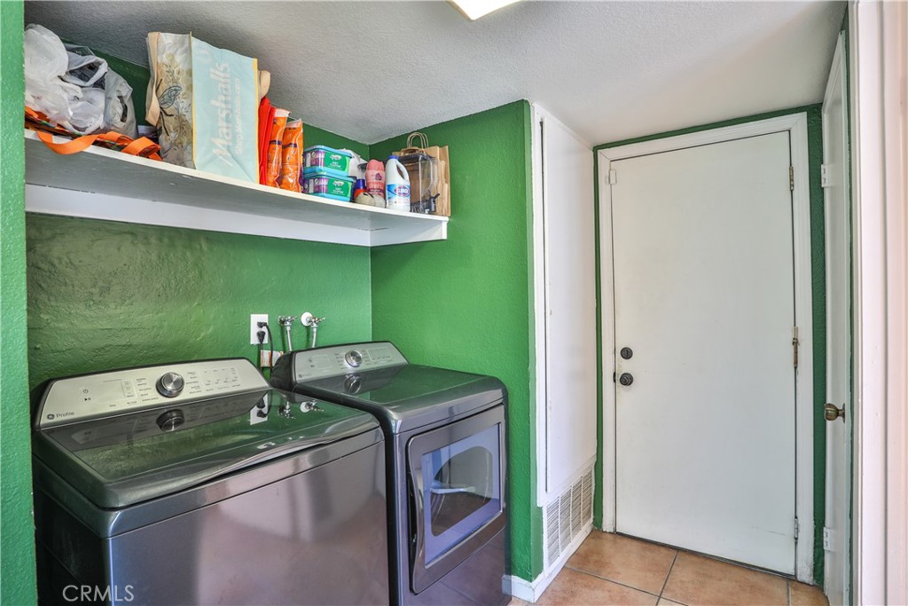 11369 Red Hill Road Moreno Valley, CA 92557 - Photo 15 of 41 a utility room with washer and dryer