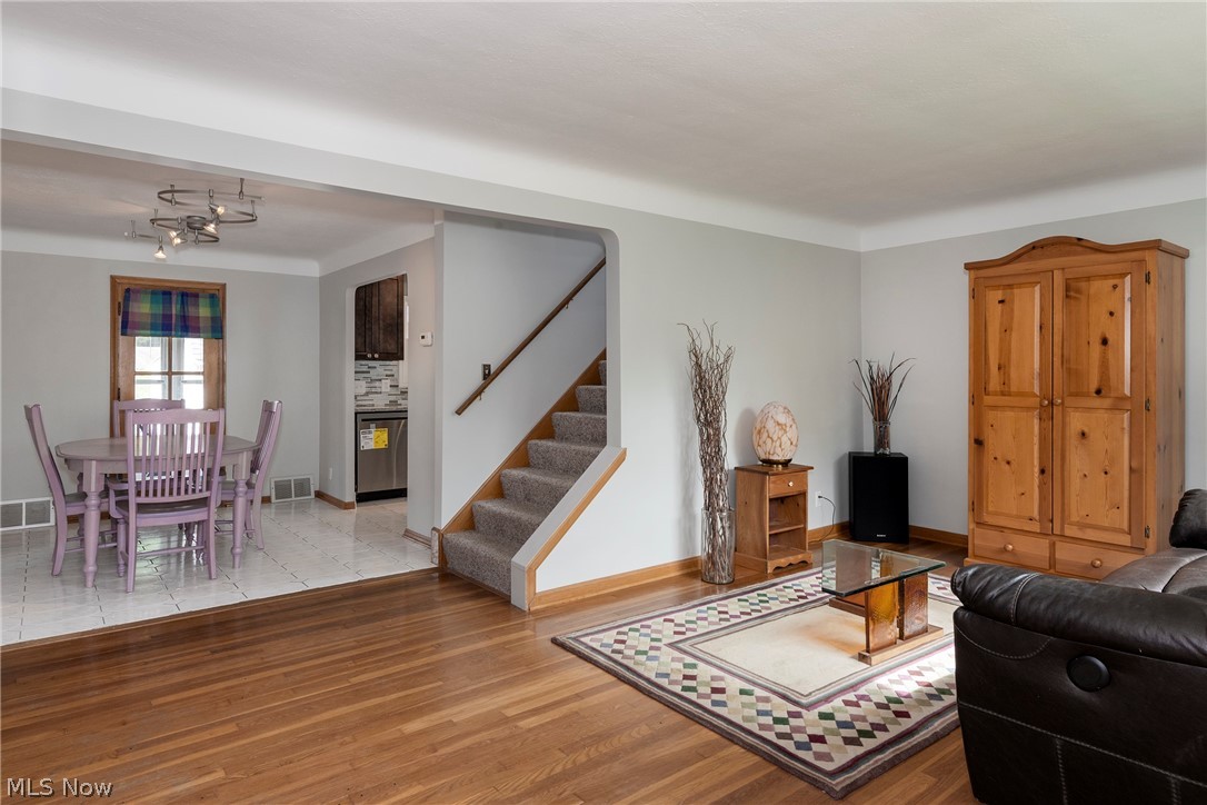 5042 North Barton Road Lyndhurst, OH 44124 - Photo 5 of 50