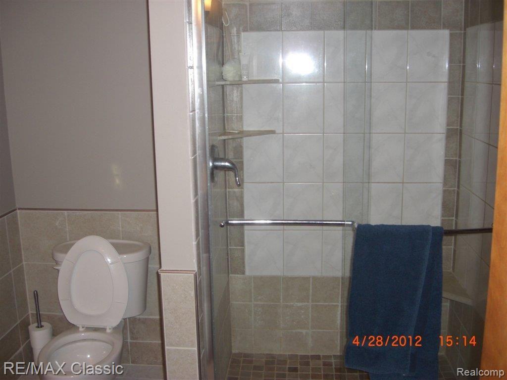 23951 Berg Road Southfield, MI 48033 - Photo 9 of 16 Berg bath.JPG