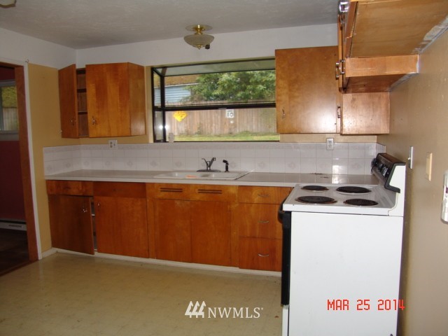 2527 Spring Street Bremerton, WA 98310 - Photo 4 of 11 Gallery Image 4