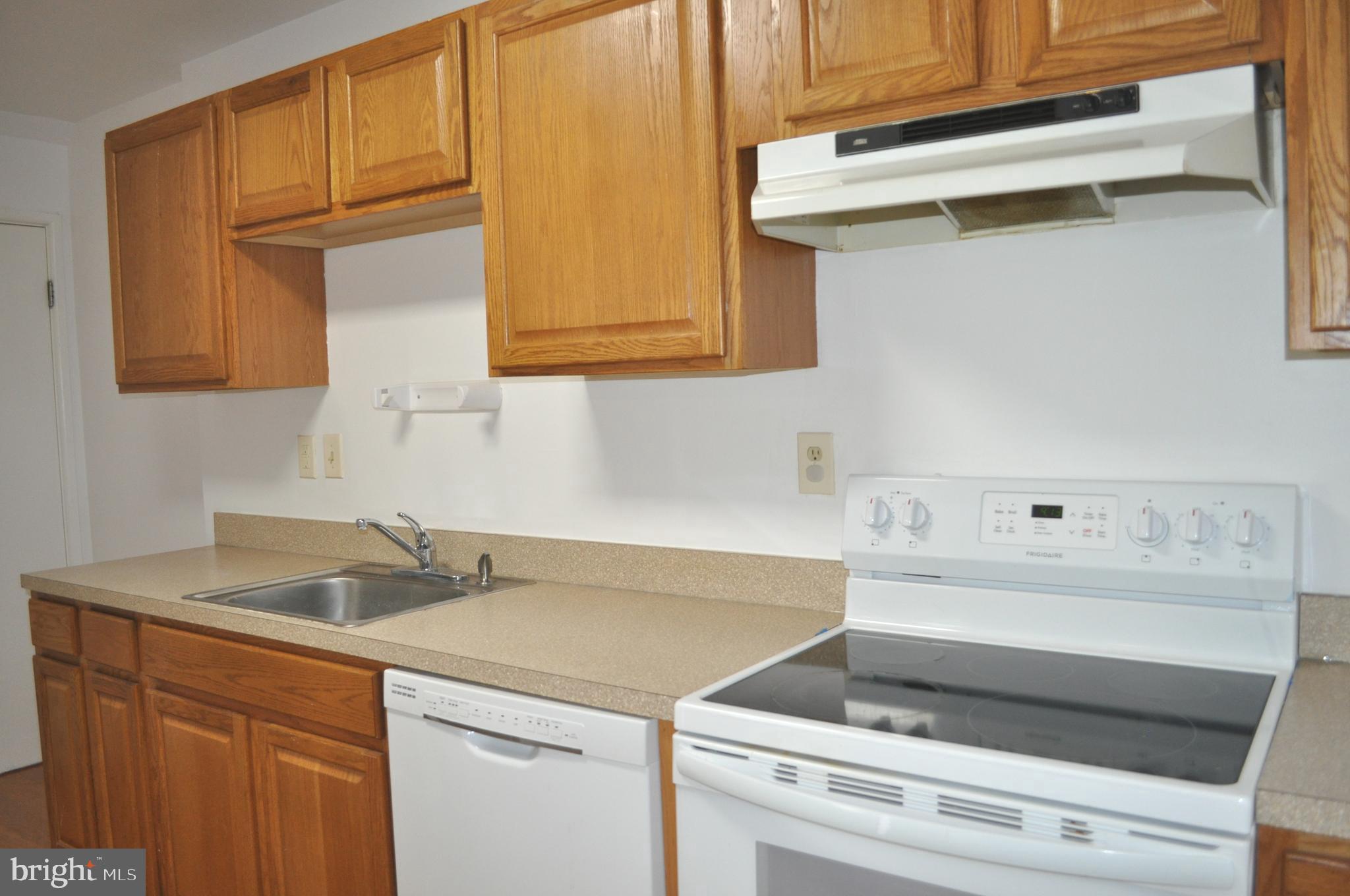 9110 Tumbleweed Run, Unit E Laurel, MD 20723 - Photo 13 of 39 Kitchen with newer appliances