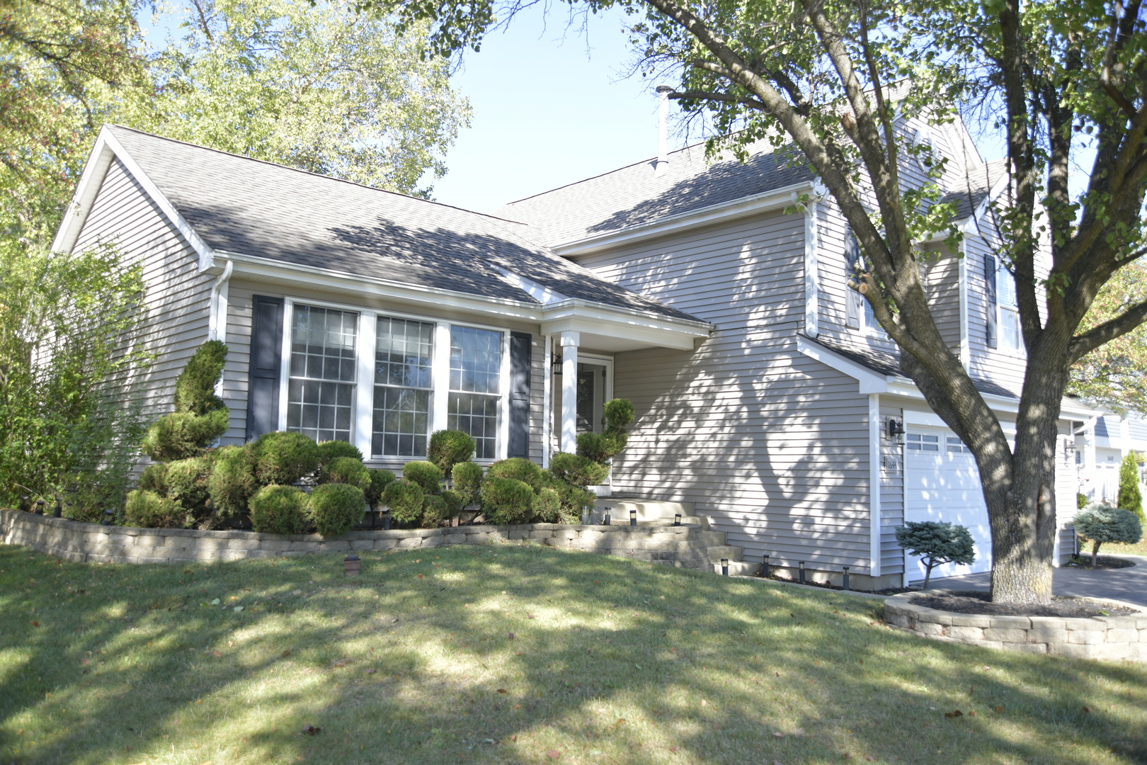 a view of a house with a yard