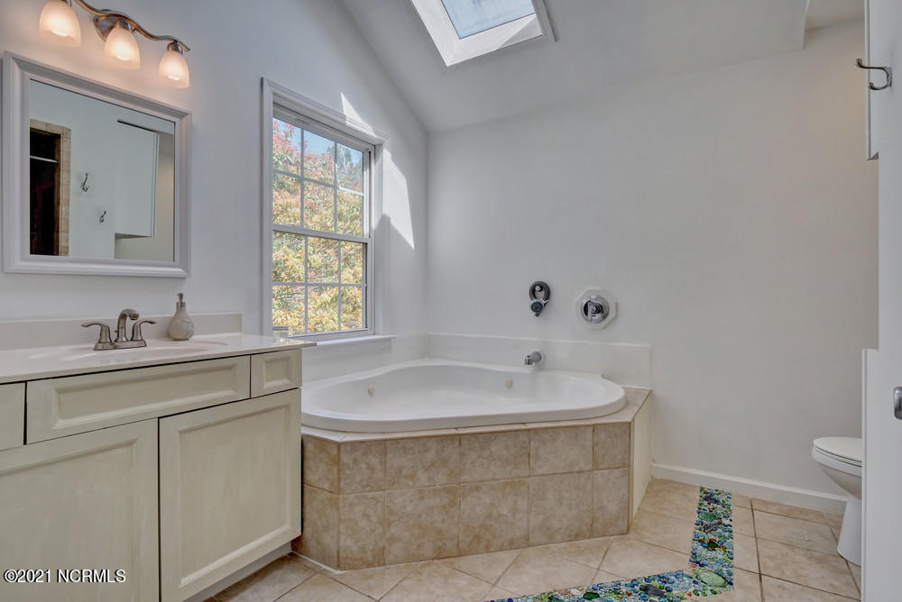 626 Hidden Valley Road Wilmington, NC 28409 - Photo 19 of 36 Master bath whirlpool tub