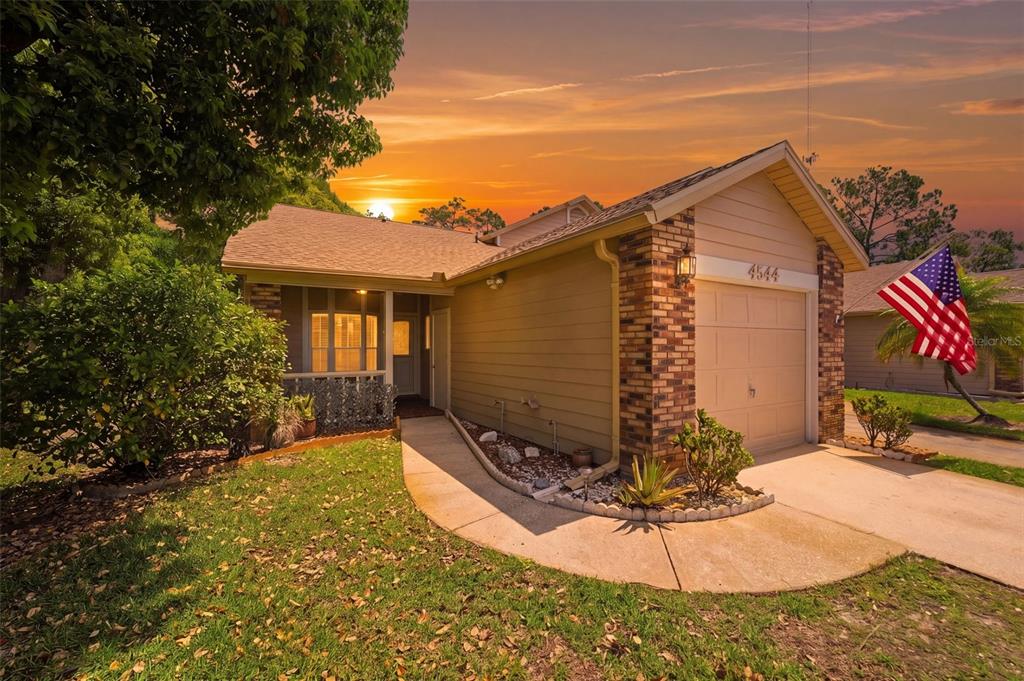 a view of a house with backyard