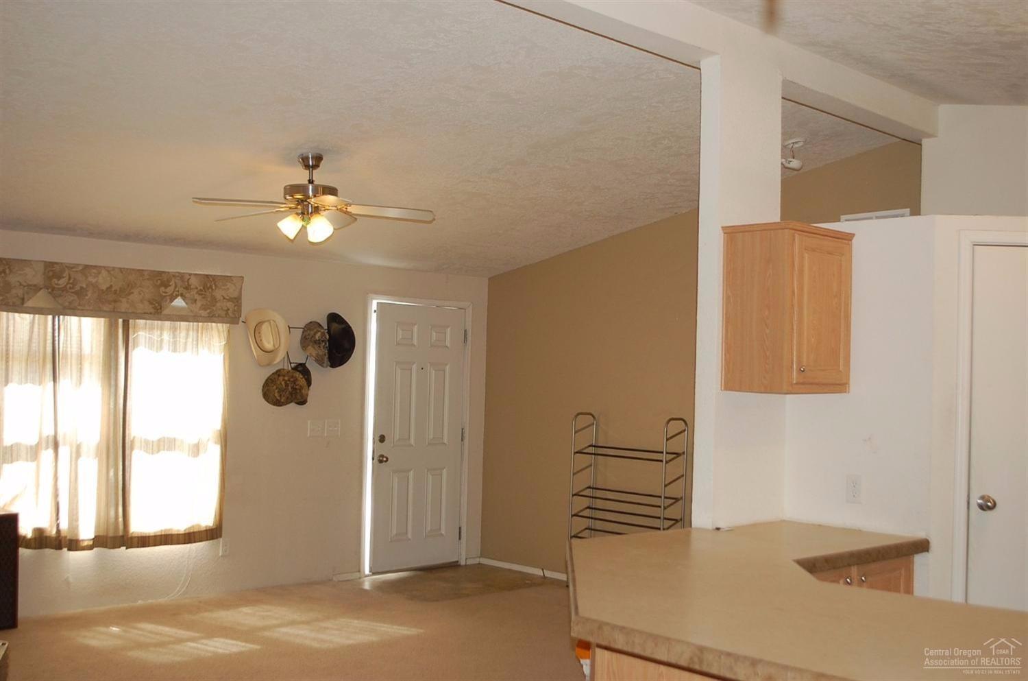 62255 Cody Road Bend, OR 97701 - Photo 3 of 11 Great Room, Front Entrance, vaulted ceil