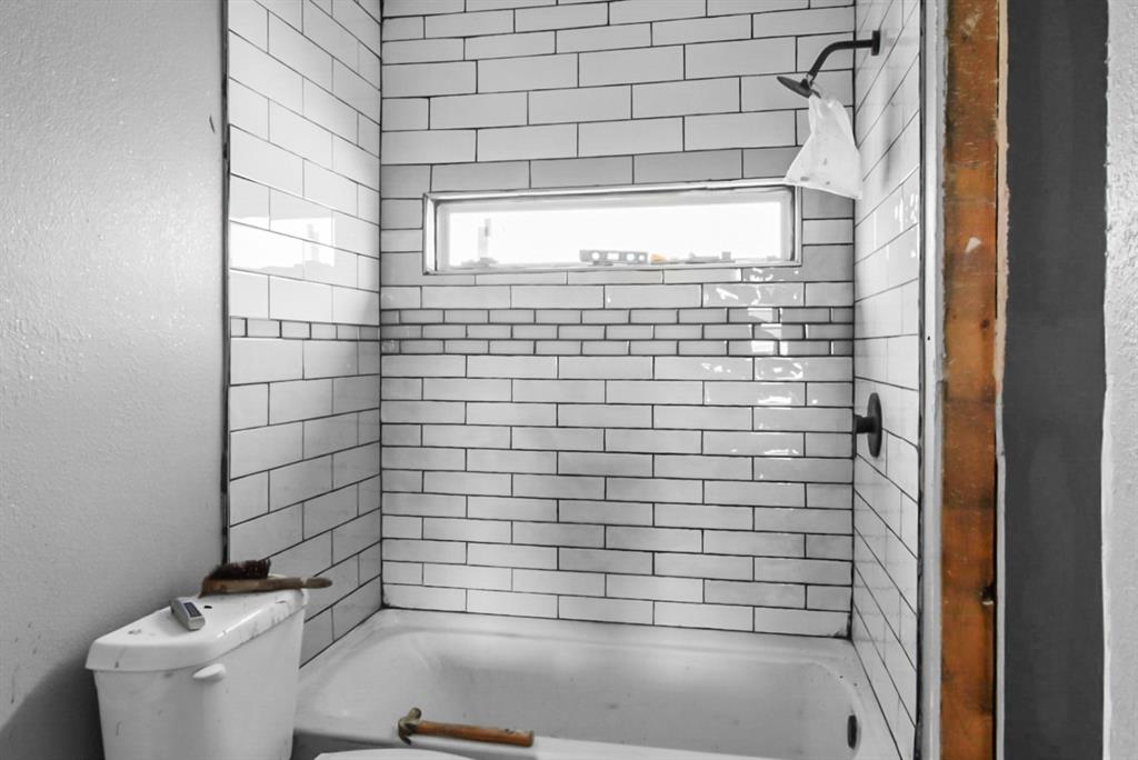 244 Smith Circle Point, TX 75472 - Photo 14 of 15 Bathroom featuring a textured wall and shower combination