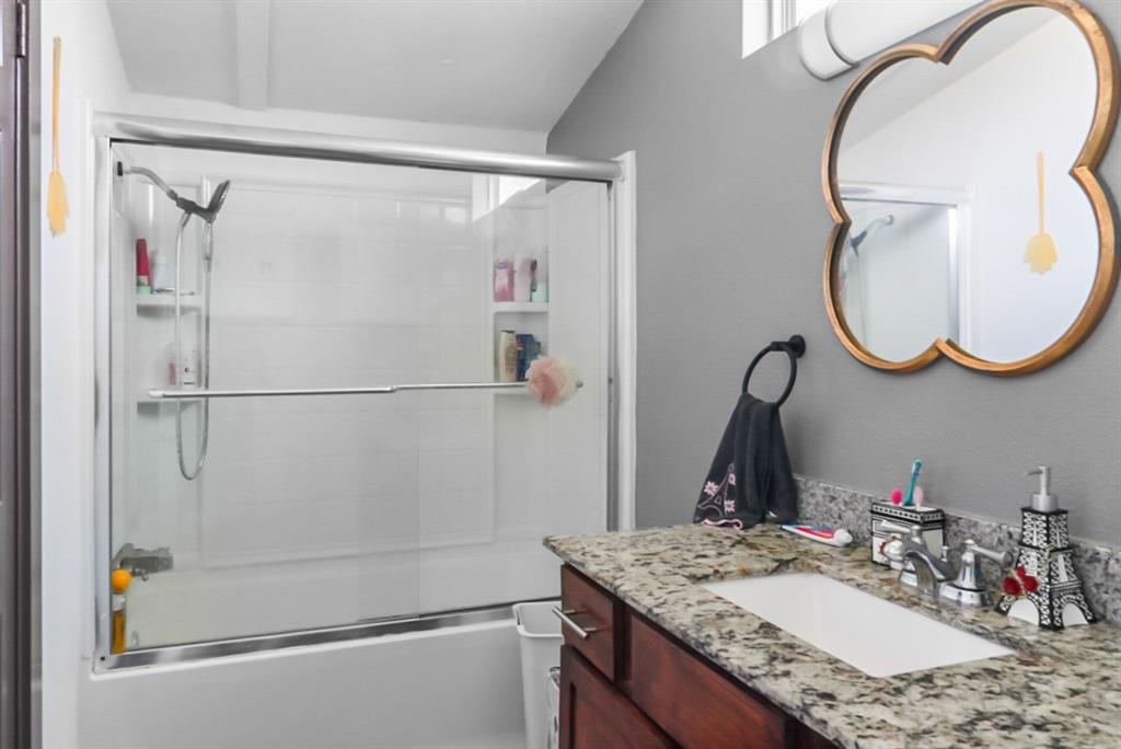 244 Smith Circle Point, TX 75472 - Photo 10 of 15 Full bath with vanity and enclosed tub / shower combo