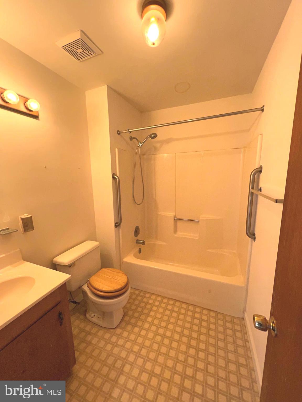8307 Kines Road Warrenton, VA 20187 - Photo 33 of 46 Main Full Bathroom.
